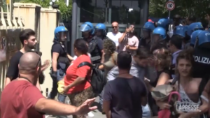 Movimenti per la casa, scontri con la polizia davanti alla Regione Lazio: un ferito