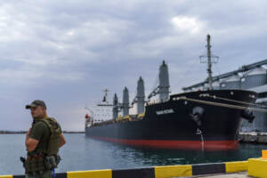 Ucraina, proseguono attacchi russi: a Odessa colpiti terminal di grano e petrolio