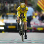 Tour de France, Vingegaard show: domina crono e blinda maglia gialla