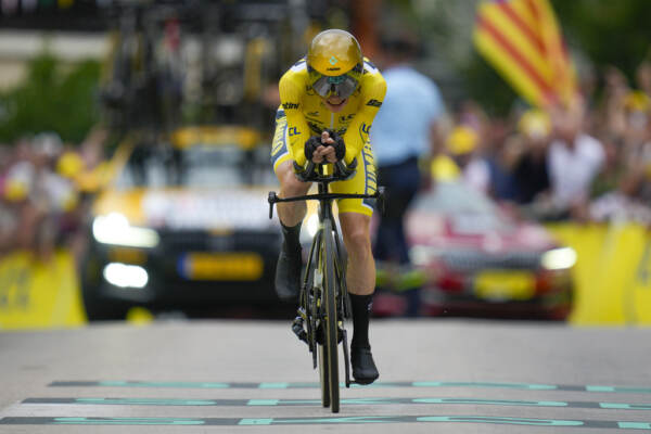 Tour de France, Vingegaard show: domina crono e blinda maglia gialla