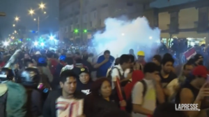 Perù, nuove proteste contro il governo: arresti e feriti