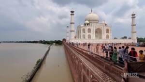 India, esonda fiume Yamuna: acque raggiungono Taj Mahal