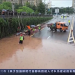 Cina, piogge torrenziali nel sud-ovest: strade allagate e cittadini in auto