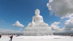 Myanmar, intastallata gigantesca statua in marmo di Buddha