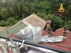 Maltempo, a fuoco tetto abitazione colpita da fulmine nel Varesotto