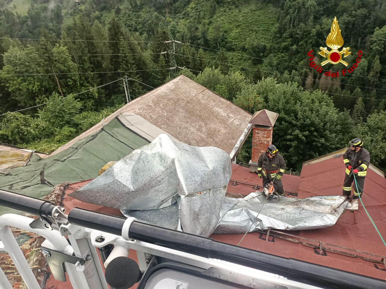 Maltempo, a fuoco tetto abitazione colpita da fulmine nel Varesotto Maltempo, a fuoco tetto abitazione colpita da fulmine nel Varesotto