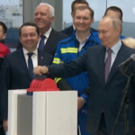Russia, Putin inaugura la prima linea di gas naturale liquefatto lungo la Northern Sea Route