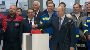 Russia, Putin inaugura la prima linea di gas naturale liquefatto lungo la Northern Sea Route