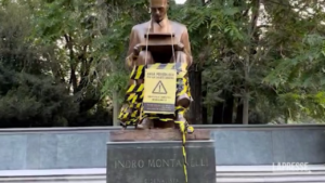 Milano, attivisti clima prendono di mira statua Montanelli