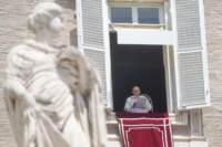 Papa Francesco recita la preghiera di mezzogiorno dell\'Angelus in Piazza San Pietro in Vaticano
