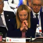 Migranti, Meloni: “Immigrazione illegale di massa danneggia tutti”