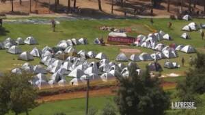 Israele, manifestanti accampati in tenda davanti a Knesset