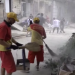 Ucraina, a Odessa residenti ripuliscono strade da macerie
