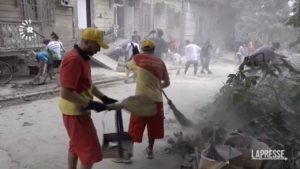 Ucraina, a Odessa residenti ripuliscono strade da macerie