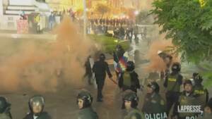 Perù, violenti scontri durante le proteste antigovernative
