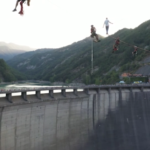 Forlì, il funambolo Loreni passeggia a 140 metri di altezza