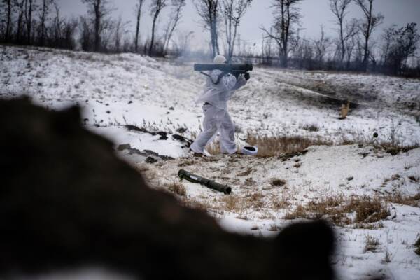 Soldati ucraini durante un addestramento vicino al fronte della regione di Donetsk