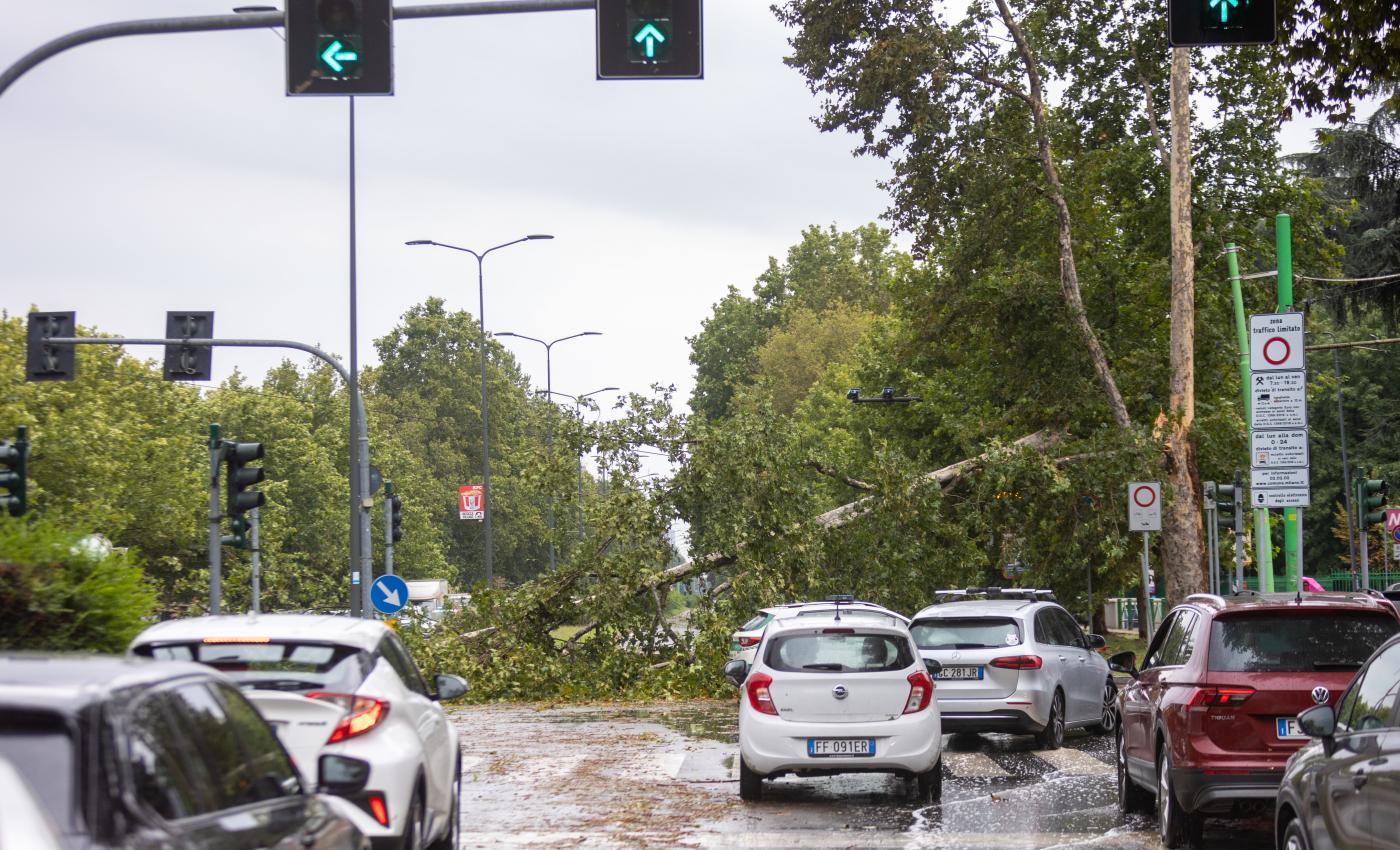 Maltempo, pioggia e grandine a Milano: centinaia le chiamate ai vigli del fuoco