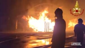 Salerno, in fiamme capannone ditta trasporti, diversi veicoli avvolti dalle fiamme