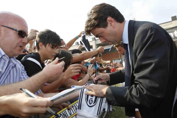 Juventus - giro di campo con lo scudetto e la supercoppa italiana