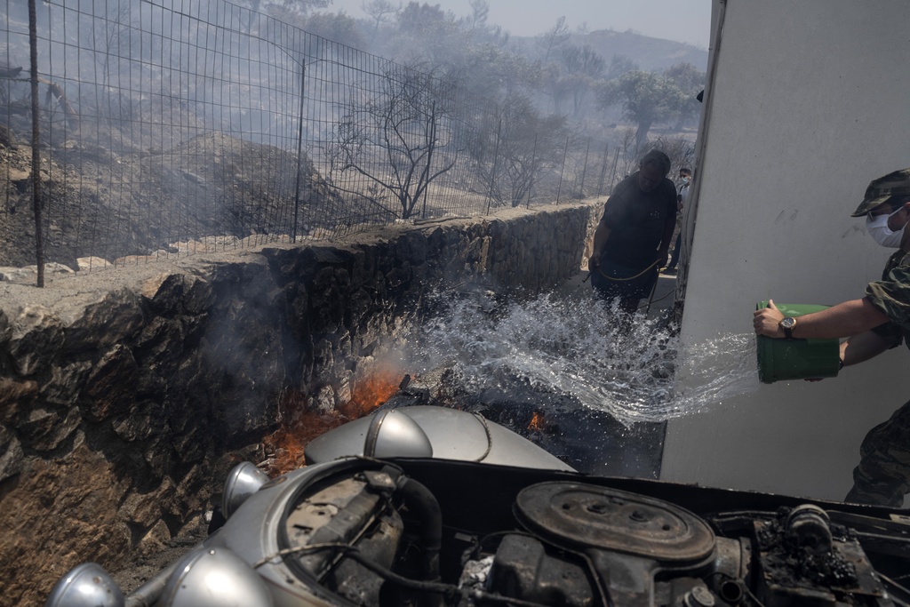 Incendi Grecia, in fiamme Rodi e Corfù