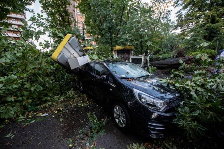 Maltempo a Milano, forte tempesta causa ingenti danni