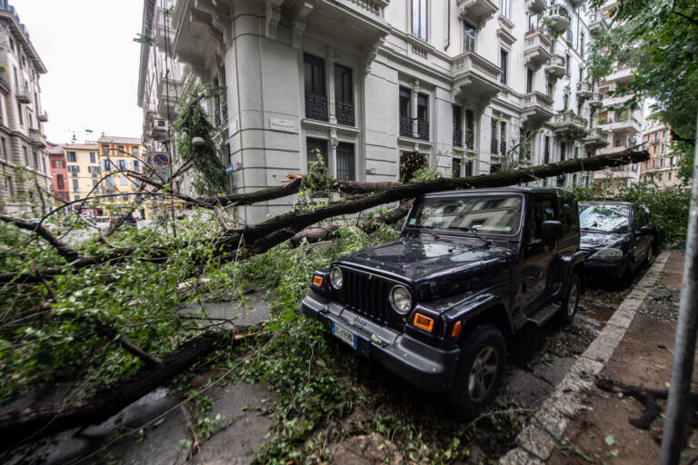 Maltempo a Milano, forte tempesta causa ingenti danni