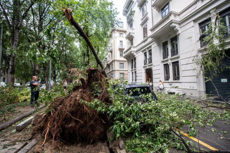 Maltempo a Milano, forte tempesta causa ingenti danni