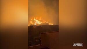 Incendi in Sicilia, le fiamme a ridosso delle case a Palermo