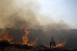 Grecia, Rodi continua a bruciare: incendi anche a Corfù