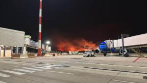 Palermo, incendio intorno all’aeroporto: riaperto lo scalo
