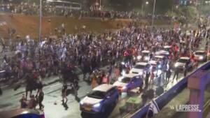 Israele, manifestanti bloccano autostrada: scontri con polizia