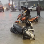 India, piogge monsoniche a Hyderabad: strade allagate