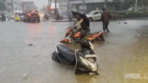 India, piogge monsoniche a Hyderabad: strade allagate