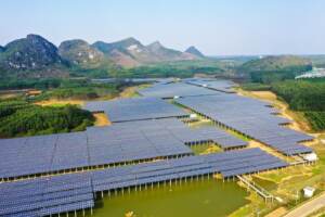 Cina - la centrale fotovoltaica che galleggia sull'acqua del bacino idrico di Guping