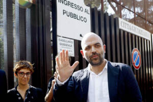 Roberto Saviano in tribunale a Roma con l'accusa di diffamazione