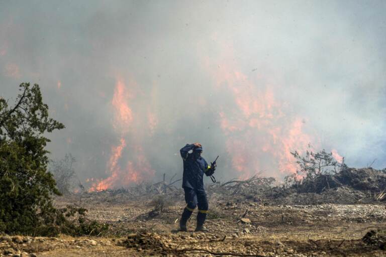 Incendi, Grecia devastata dai roghi: la fotogallery