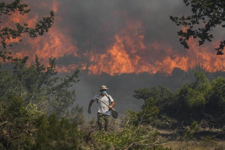 Incendi, Grecia devastata dai roghi: la fotogallery