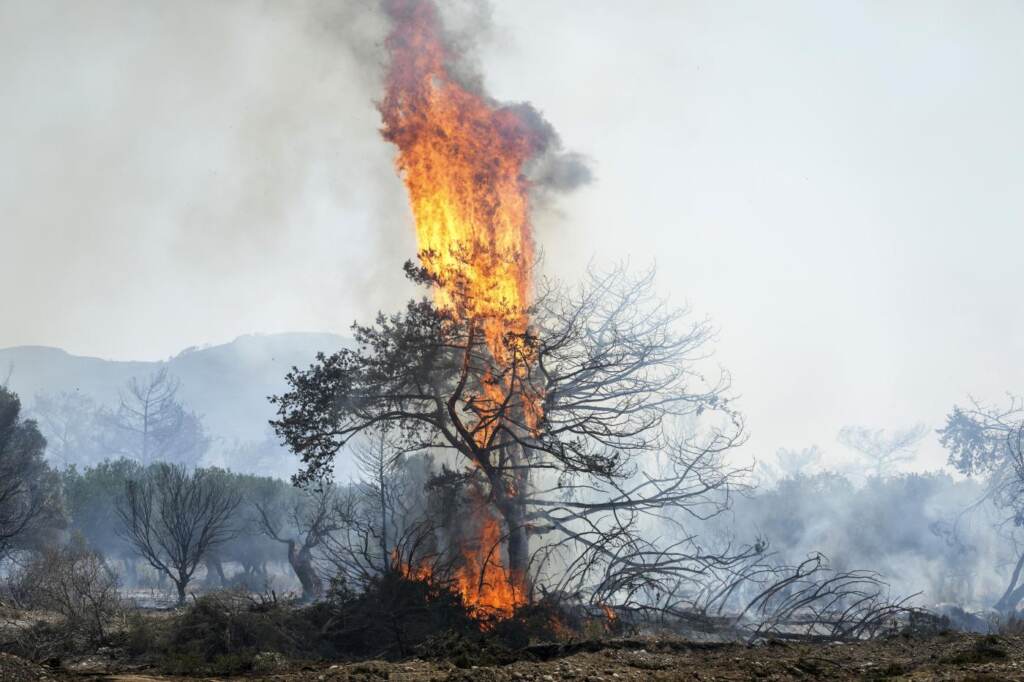 Galleria foto 'Incendi, Grecia devastata dai roghi: la fotogallery' - foto 7