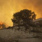 La Grecia devastata dagli incendi