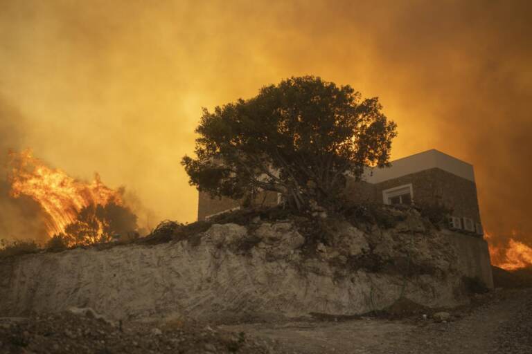 La Grecia devastata dagli incendi