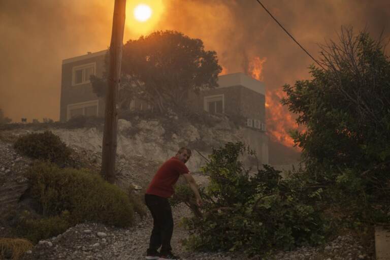 Incendi, Grecia devastata dai roghi: la fotogallery