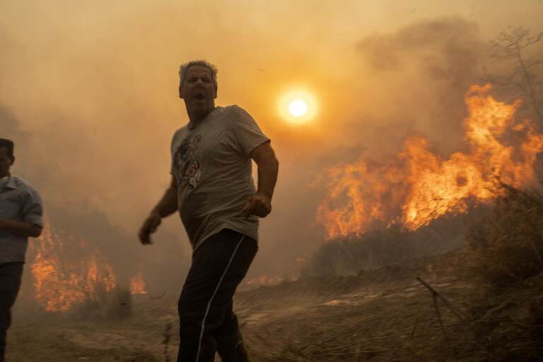 Incendi, Grecia devastata dai roghi: la fotogallery