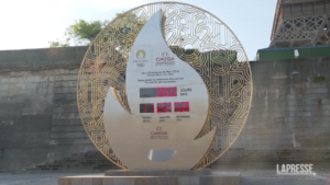 Parigi, installato orologio Olimpiadi: conto alla rovescia