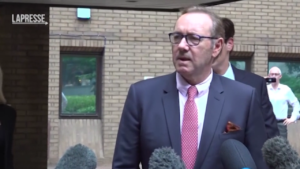 Londra, Kevin Spacey ringrazia la giuria dopo l’assoluzione