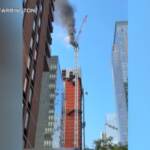 Usa, una gru prende fuoco e crolla a New York: le immagini