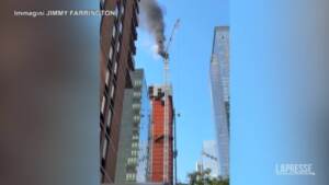 Usa, una gru prende fuoco e crolla a New York: le immagini