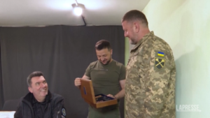 Ucraina, Zelensky premia due comandanti dell’esercito