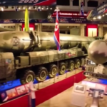Nord Corea, Kim Jong Un mostra arsenale militare a Shoigu