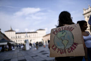 Torino, Flash Mob in piazza Castello contro gli incendi della foresta Amazzonica